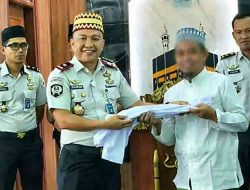 Kalapas Cipinang Bagikan Ratusan Baju Koko, Ajak 750 Santri Jadi Teladan bagi Warga Binaan