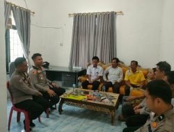 POLISI BERSAMA MASYARAKAT: Sambangi Kantor Desa Muara Meo, Polsek Tanjung Agung Ajak Warga Jaga Kamtibmas dan Cegah Karhutla